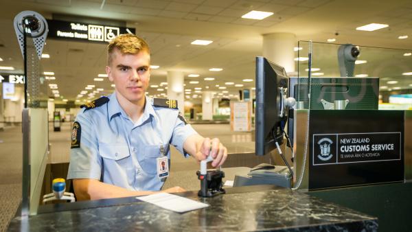 Bild 1 von 4: Ein Stempel, der Türen öffnet: Für ein Visum der neuseeländischen Grenzbehörde muss man sich an die Spielregeln halten.
