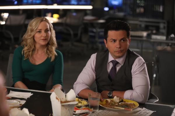 Bild 1 von 5: Marissa Morgan (Geneva Carr, l.); Benny Colón (Freddy Rodríguez, r.)