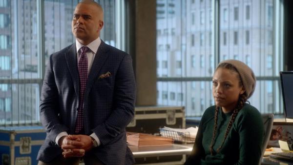 Bild 1 von 14: Chunk Palmer (Chris Jackson, l.); Danny James (Jaime Lee Kirchner, r.)