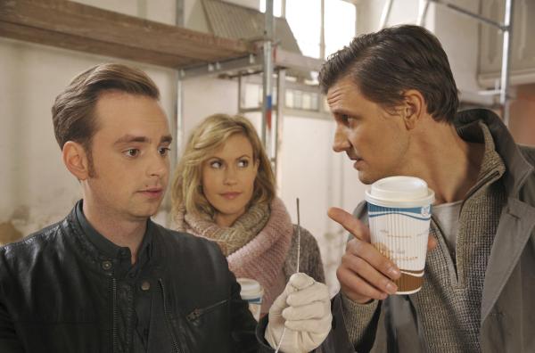 Bild 1 von 1: Wolter (Jan Niklas Berg, links) und Klara (Wolke Hegenbarth, Mitte) können von ihrem Vorgesetzten Lauer (Marc Oliver Schulze) noch etwas lernen!