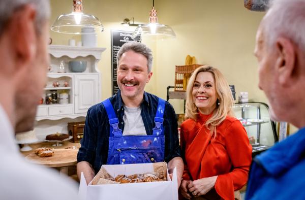 Bild 1 von 3: sind gerührt, als Alfons (Sepp Schauer, r.) und Erik (Sven Waasner, l.) lauter fleißige Helfer organisiert hat.