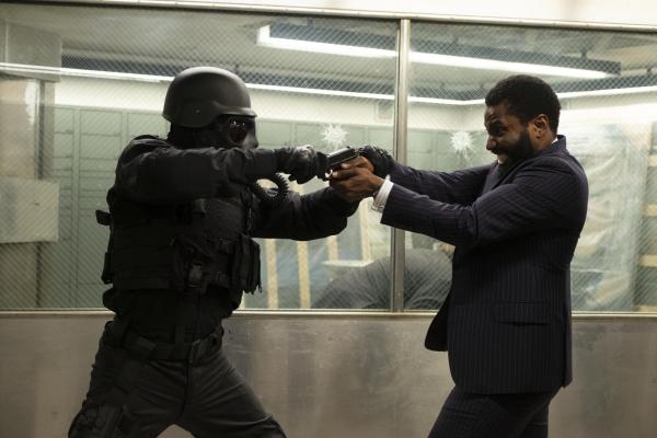 Bild 1 von 14: Der Protagonist, ein CIA-Agent (John David Washington, r.)