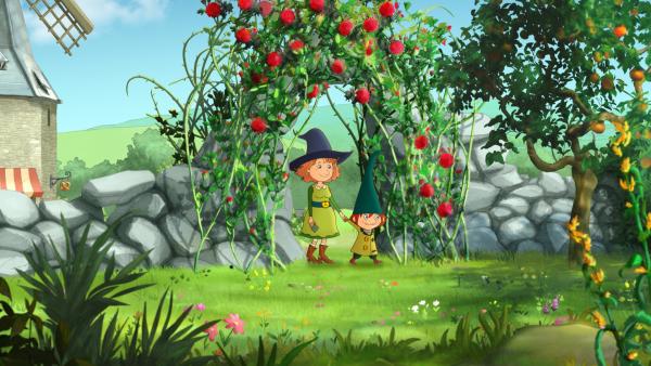 Bild 1 von 5: Petronella muss den großgezauberten Wichtel Nisse bei der Hand nehmen.© ZDF/Akkord Film/Bastei Lübbe AG - Honorarfreie Verwendung gemäß AGB im redaktionellen Zusammenhang mit genannter Sendung bei Nennung \