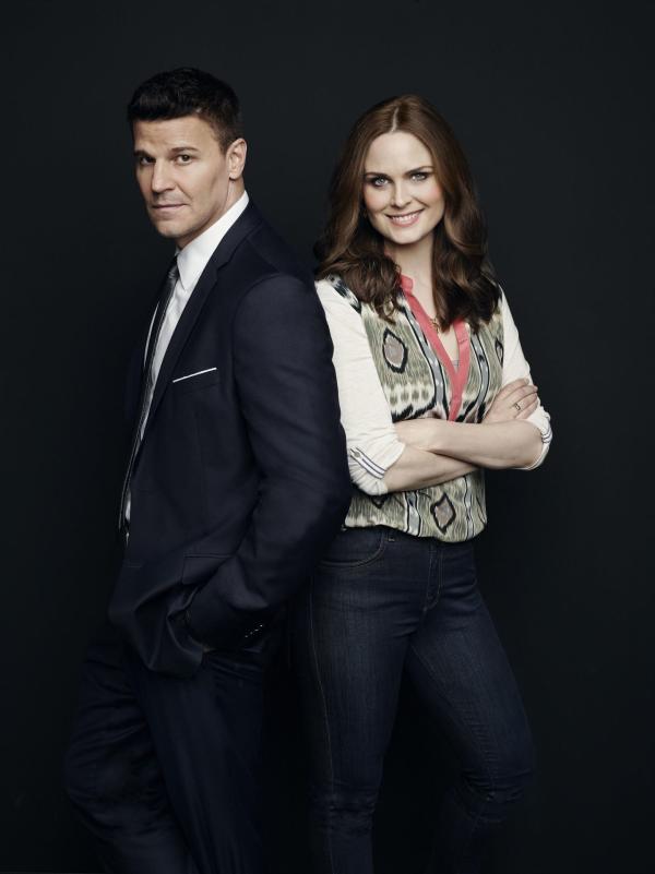Bild 1 von 12: Seeley Booth (David Boreanaz, l.); Temperance Brennan (Emily Deschanel, r.)