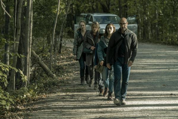 Bild 1 von 7: (v.l.n.r.) Kelly Andrews (Miranda Otto); Lynn (Kate Trotter); Jude Andrews (Kyle Breitkopf); Ally Andrews (Kiernan Shipka); Hugh Andrews (Stanley Tucci)