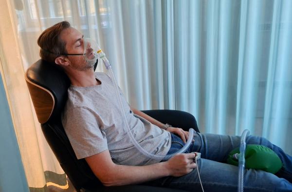 Bild 1 von 3: Pascal Rode in einer Longevity-Klinik während einer Höhentraining-Simulation