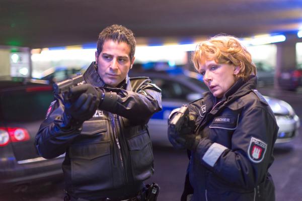 Bild 1 von 10: Claudia (Janette Rauch, r.) und Tarik (Serhat Cokgezen, l.) haben den gesuchten Unfallwagen in einer Tiefgarage gefunden und sichern das Fahrzeug.