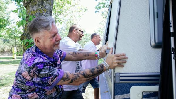 Bild 1 von 2: Schwierige Stellplatzsuche für die Fingerhut-Clique - es dauert Stunden bis die drei befreundeten Paare den perfekten Platz finden. Foto: Sascha, Horst udn Micha