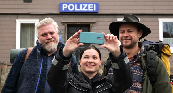 Bild 1 von 2: geschenkt hat und macht zum Abschied ein Selfie.
