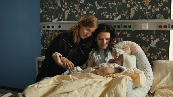 Bild 1 von 7: Alex (Pina Kühr, l.) und Franzi Winkler-Ertl (Maxine Kazis, r.) glauben an ihre Liebe und möchten ihrer Idee einer gleichberechtigten Beziehung in einer Großfamilie eine Chance geben.