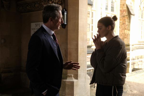 Bild 1 von 6: Angus Grey (Nicholas Rowe), Ingrids Kanzlei-Chef und Witwer der verstorbenen Belinda Grey, warnt Ingrid (Emma Appleton) vor weiteren, unüberlegten Schritten.