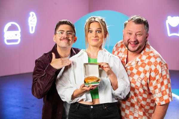 Bild 1 von 6: Lilly Temme (M.), Florian Reza (l.) und Sebastian Lege (r.) stellen den pflanzlichen Burger von McDonald's auf den Prüfstand. Der Fast Food Gigant verspricht in seiner Werbung: Der pflanzliche Burger soll die Lösung für eine zukunftsgerichtete Ernährungsweise sein. Die besseresser decken das Greenwashing hinter diesen Marketingbotschaften auf.