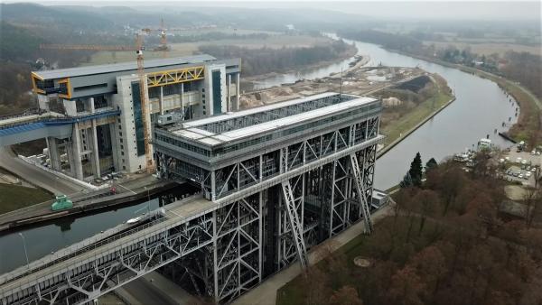 Bild 1 von 10: Wo Schleusen nicht genügend Höhenunterschied überwinden können, kommen Schiffs-Aufzüge zum Einsatz. Einer der ältesten arbeitet bis heute in Niederfinow.