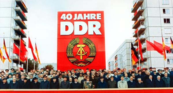 Bild 1 von 4: Tribüne für die Parade zum 40. Jahrestag der DDR am 07. Oktober 1989.