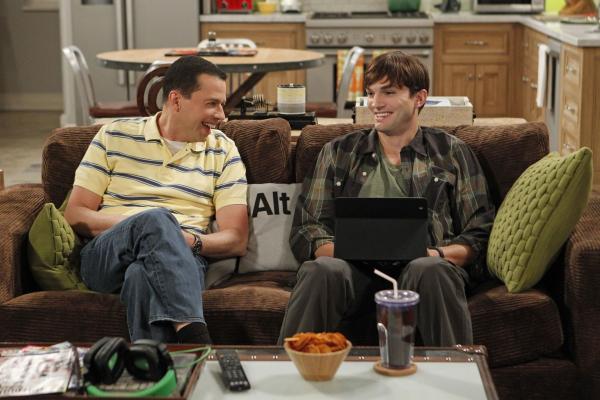 Bild 1 von 14: Walden (Ashton Kutcher, r.) ist einsam. Er hat keine Freunde, außer Alan (Jon Cryer, l.) und als er eines Abends beim Essen auf seine alte Liebe trifft Zoey trifft, lässt er sich in seiner Verzweiflung auf ein ganz besonderes Date ein ...