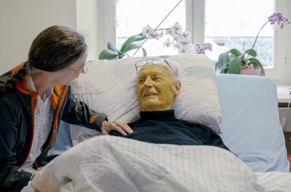 Bild 1 von 6: Louis erfährt, dass er an einer unheilbaren Krebserkrankung leidet. Er beschließt, in die Schweiz zu reisen, wo assistierter Suizid erlaubt ist.