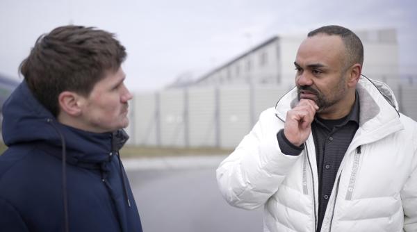 Bild 1 von 7: Frank Seibert und Manuel Matzke vor der JVA Zeithain (Sachsen). Er saß 6 Jahre hinter Gitter und berichtet über seine persönlichen Knast-Erfahrungen.
