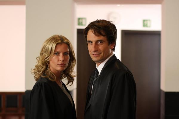 Bild 1 von 9: Als Maja (Valerie Niehaus, l.) in einem Scheidungskrieg brisante Informationen kundtut, glaubt Hanno (Oliver Mommsen, r.) sofort, dass die Anwältin in seinen Unterlagen gestöbert hat. Denn wie soll sie ihm erklären, dass sie Gedanken von Männern hören kann?