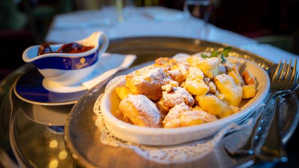 Bild 1 von 13: Kaiserschmarrn aus der Pfanne und mit Rosinen. Das Rezept der ehemaligen k. und k. Zuckerbäckerei Zauner in Bad Ischl.