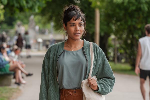 Bild 1 von 1: Maya (Salka Weber) erblickt Philip.