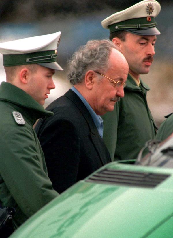 Bild 1 von 2: Die Jahre der Wiedervereinigung sind ein Eldorado für Wirtschaftskriminelle. Abzocker wie der Bauunternehmer Jürgen Schneider nutzen die Wirren der Wende, um sich an Subventionen oder ehemaligem DDR-Eigentum zu bereichern. \