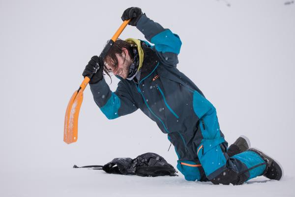 Bild 1 von 15: Elías (Atli Óskar Fjalarsson) sucht Schutz vor einem eisigen Schneesturm am Gletscher.