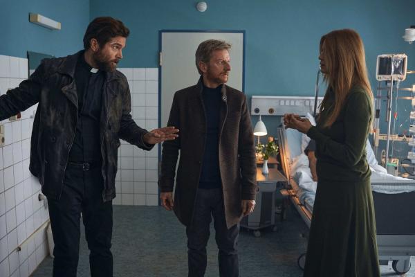 Bild 1 von 4: Von links: Franz Hartl (Peter Ketnath) und Stefan Schwab (Michael Kessler) beruhigen Carola Bennett (Esther Schweins), deren Tochter Nele dem Rattenfänger von Hameln entkommen konnte.