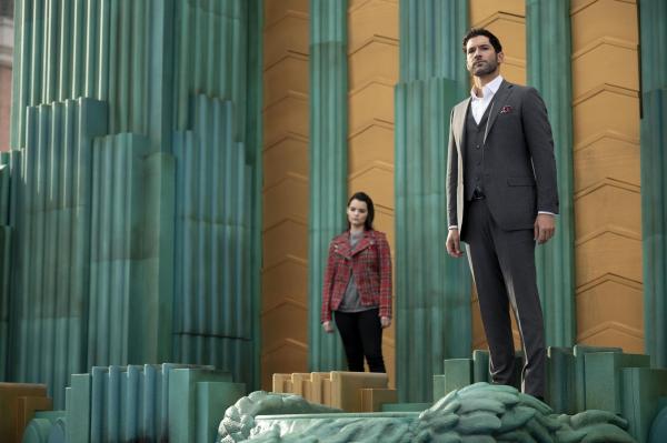 Bild 1 von 1: Rory (Brianna Hildebrand, l.); Lucifer Morningstar (Tom Ellis, r.)