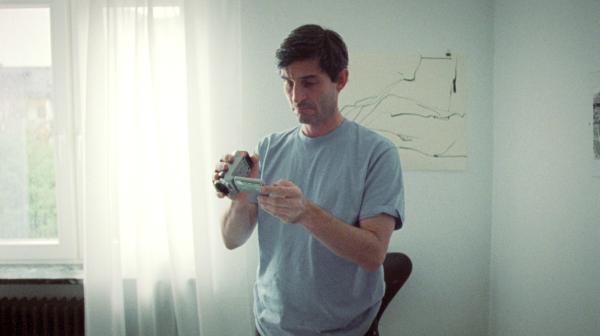 Bild 1 von 4: Tomas (Christoph Bach) schnüffelt in alten Videos seines Patienten.