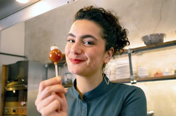 Bild 1 von 2: Lucie präsentiert Tomaten mit Karamellüberzug und Frischkäse-Topping.