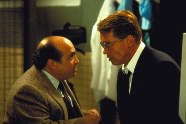 Bild 1 von 11: Der Genforscher Dr. Hesse (Arnold Schwarzenegger, r.) hat eine Wunderdroge entwickelt, die sichere Schwangerschaften gewährleisten soll. Unter Beihilfe des Gynäkologen Arbogast (Danny DeVito, l.) will er das Präparat an sich selbst testen ...