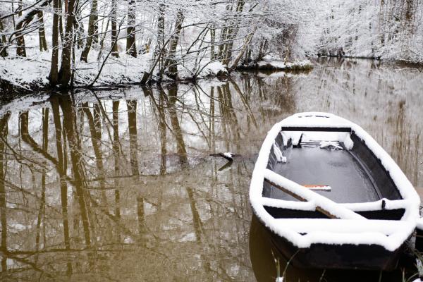 Bild 1 von 8: Der Spreewald, eine knappe Autostunde von Berlin entfernt, ist zu jeder Jahreszeit ein beliebtes Ausflugsziel. Besonders im Winter bietet er eine verzauberte Landschaft.