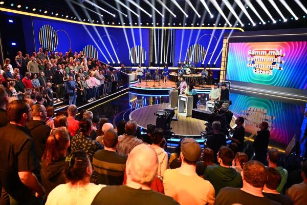 Bild 1 von 8: (v.l.n.r.) Matthias Opdenhövel; Tim Bendzko; Lutz van der Horst; Vanessa Mai; Nora Tschirner; Wotan Wilke Möhring; Smudo