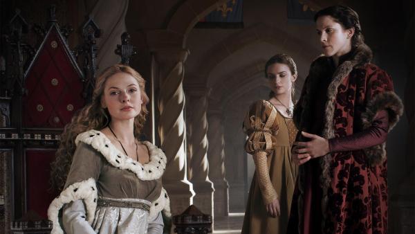 Bild 1 von 13: (v.l.n.r.) Queen Elizabeth (Rebecca Ferguson); Anne Neville (Faye Marsay); Lady Margaret Beaufort (Amanda Hale)