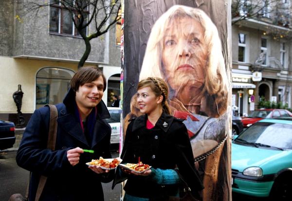 Bild 1 von 15: Hannah (Laura Osswald, r.) gelingt es, Bruno (Tim Sander, l.) mit ihrem Optimismus anzustecken.
