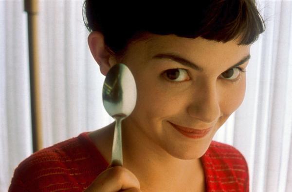 Bild 1 von 1: Amélie Poulain (Audrey Tautou) liebt es, mit der Rückseite ihres Löffels die dünn karamelisierte Oberfläche einer Crème brûlée zu zerbrechen.