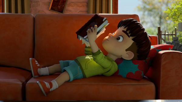 Bild 1 von 4: Das Tagebuch seiner großen Schwester Bohnenstange ist für Kleiner Fuß eine spannende Lektüre.© ZDF/La Station Animation - Honorarfreie Verwendung gemäß AGB im redaktionellen Zusammenhang mit genannter Sendung bei Nennung \