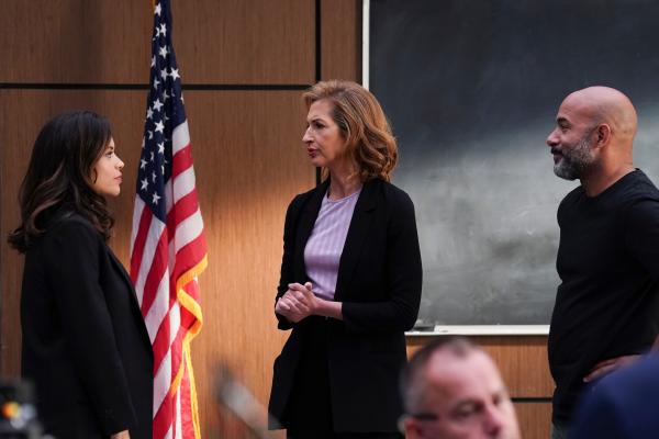 Bild 1 von 3: Detective Lopez (Alyssa Diaz, l.) lernt Lieutenant Pine (Alysia Reiner, M.), die Leiterin der Metro-Einheit, und ihren Stellvertreter Kevin Hicks (Joel Steingold, r.) kennen, da eine gemeinsame Zusammenarbeit bevorsteht.