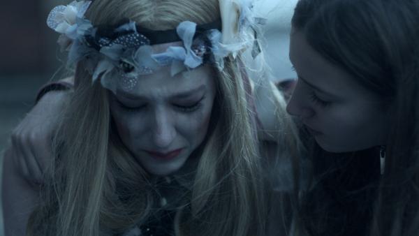 Bild 1 von 3: Sara (Caroline Vedel) weint.