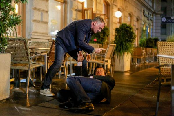 Bild 1 von 27: Im Bild (v.li.): Bernhard Schir (Hadrian Melzer), Michael Dangl (Dieter West).