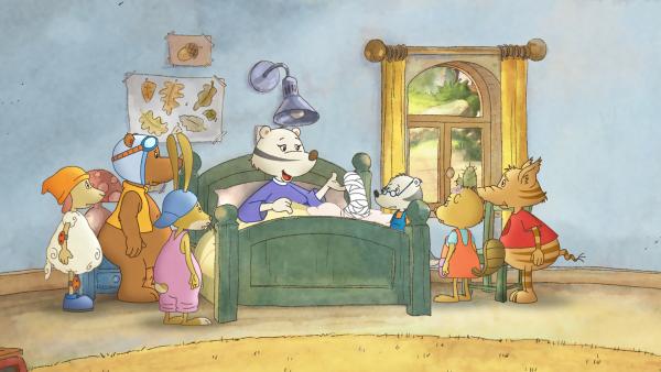 Bild 1 von 4: Die Kinder sorgen sich um die verletzte Frau Dachs.