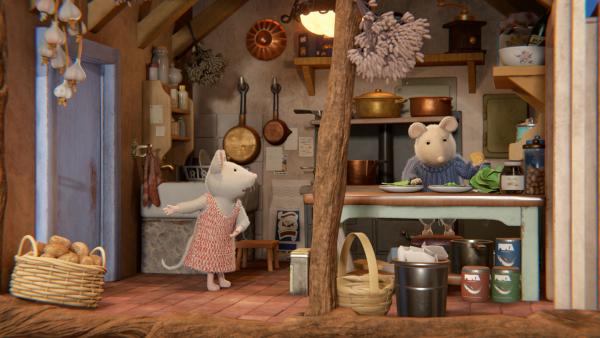 Bild 1 von 2: Julia (links) treibt Sam (rechts) zur Eile an. Die Gäste ihres neu eröffneten Restaurants, Ella und Tonio, werden ungeduldig, weil sie noch nichts zu essen haben.