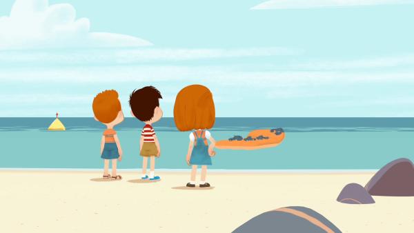 Bild 1 von 5: Auf der Luftmatratze schicken Chlodwig, Nick und Emma die Hummer zurück ins Meer.