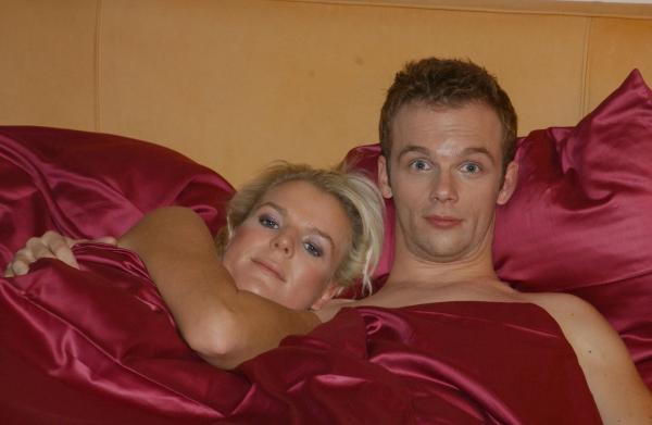 Bild 1 von 10: Fernsehen zum Gernhaben: Beim Liebesspiel denkt Thilo (Ralf Schmitz, r.) - sehr zum Ärger seiner Freundin Miriam (Mirja Boes, l.) - ständig an andere Frauen. Ist es vielleicht nur deshalb, weil die beiden beim Sex immer fernsehen?