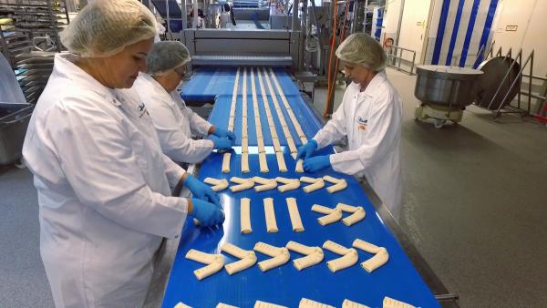Bild 1 von 3: Tausende Teigrohline für Brote und Gebäck laufen in dieser Produktionsstätte täglich über das Fließband. Sämtliche Backwaren, die die Fabrik verlassen, müssen den gleichen Geschmack haben und von einheitlicher Qualität sein.