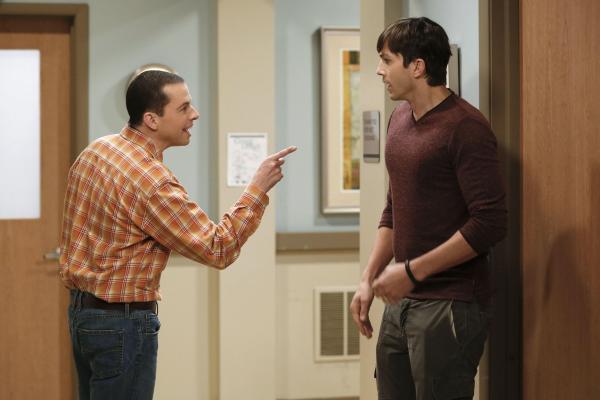 Bild 1 von 11: Bei der Erziehung von Louis sind sie sich nicht immer einig, deshalb kommt es zwischen Alan (Jon Cryer, l.) und Walden (Ashton Kutcher, r.) zu einem heftigen Streit ...