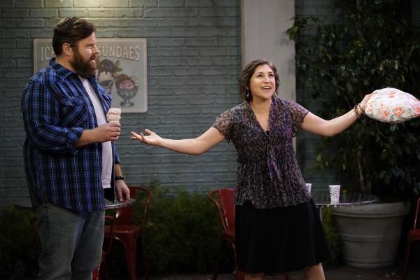 Bild 1 von 16: Steve (Adam Bartley, l.); Kat (Mayim Bialik, r.)