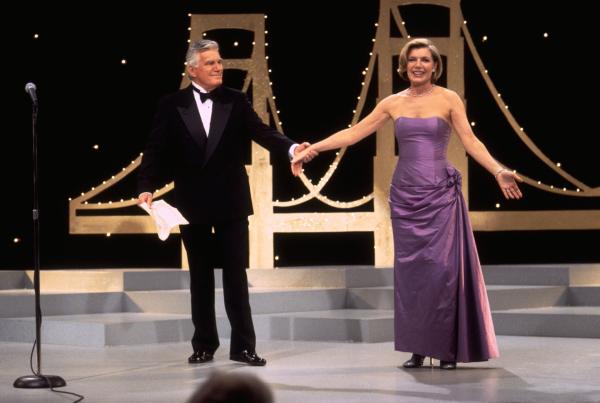 Bild 1 von 4: Ausnahmezustand im Hause Montgomery: Kitty ist in die Wechseljahre gekommen und terrorisiert ihre Umwelt. Dharma und Abby haben Verständnis und versuchen, Gregs Mutter durch die schwere Phase zu helfen. Nach einiger Zeit finden sie heraus, worunter Kitty besonders leidet: Die Tatsache, dass sie zwar an einigen Schönheitswettbewerben teilgenommen, aber nie gewonnen hat, macht ihr zu schaffen. Dharma und Abby beschließen kurzerhand, sie bei einem solchen Wettbewerb anzumelden â?¦