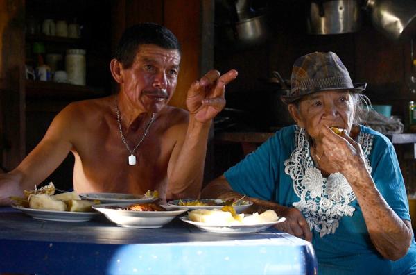 Bild 1 von 4: Doña Marías (hier mit ihrem Sohn) Erinnerungen reichen zurück in eine Zeit, in der das Gebiet von der FARC-Guerilla besetzt und dadurch Schauplatz militärischer Auseinandersetzungen war.