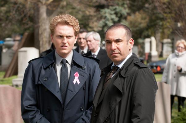 Bild 1 von 4: Louis (Rick Hoffman, r.) und Harold (Max Topplin, l.) erfahren von Hardmans Rückkehr - und ahnen, dass unruhige Zeiten bevorstehen. Die Stimmung in der Kanzlei beginnt zu kippen.